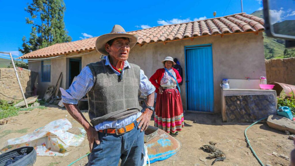 Hermenegildo García tuvo que vender su ganado para colocar las puertas y ventanas a su casa, en Madrigal, Caylloma.