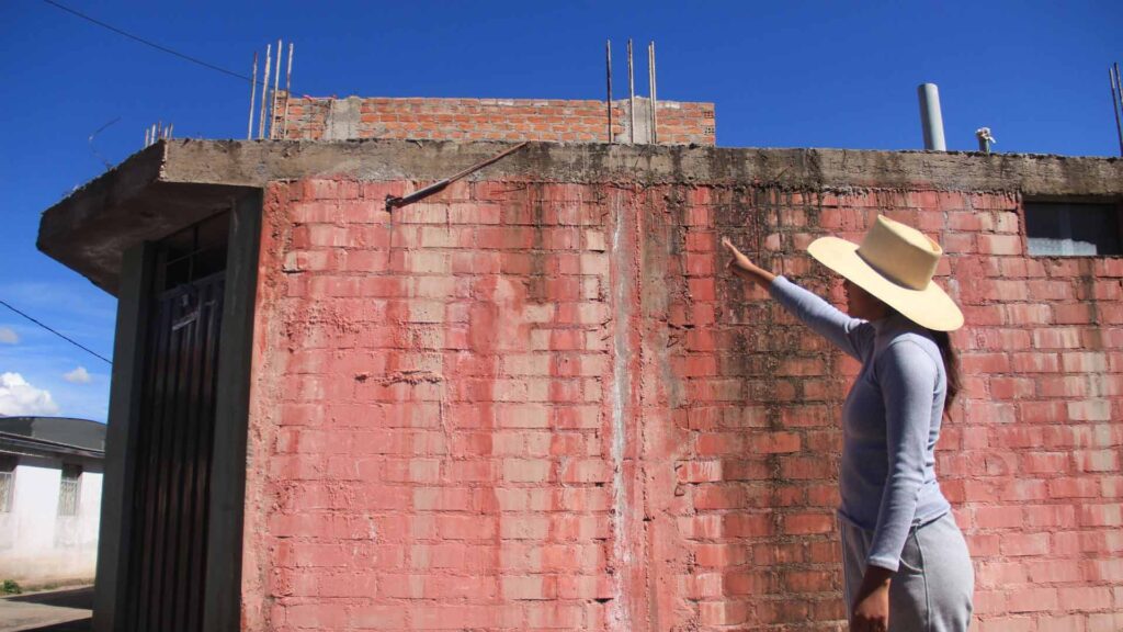 Mariela Saico, de Ichupampa, Caylloma, recibió su casa sin llaves. Foto: Zintia Fernández.