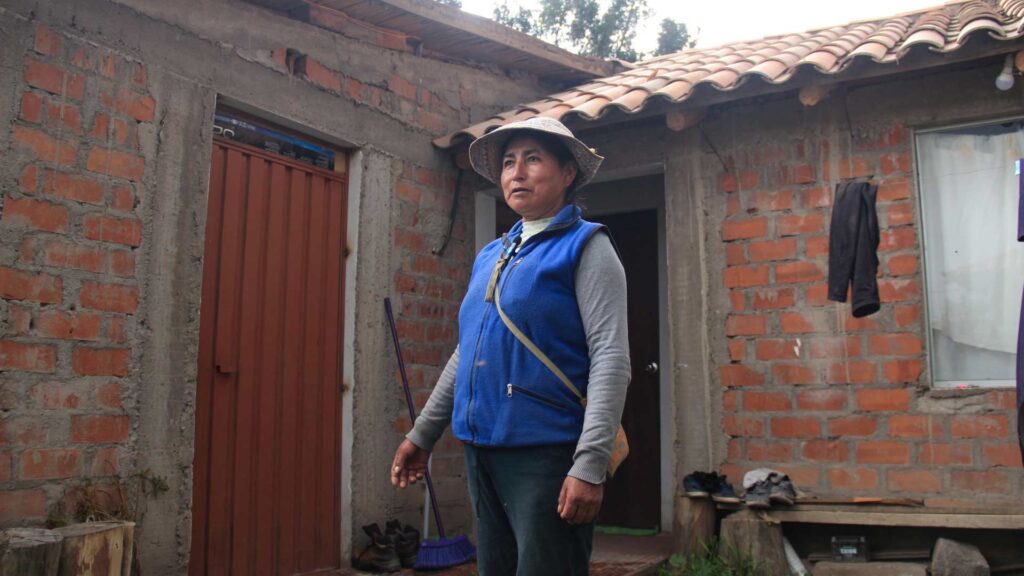 Reynalda Mamani tuvo que hacerse un préstamo para colocar las puertas y ventanas de su casa, en Coporaque, Caylloma. Foto: Zintia Fernández.