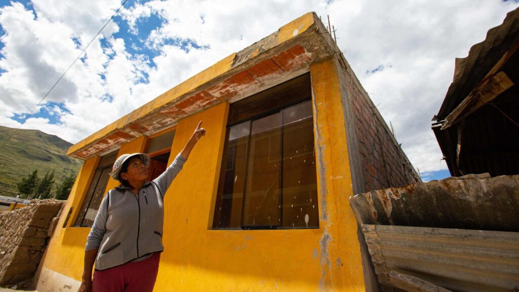 Las viviendas entregadas a los damnificados tienen paredes y techos sin terminar. Foto: Leonardo Cuito.