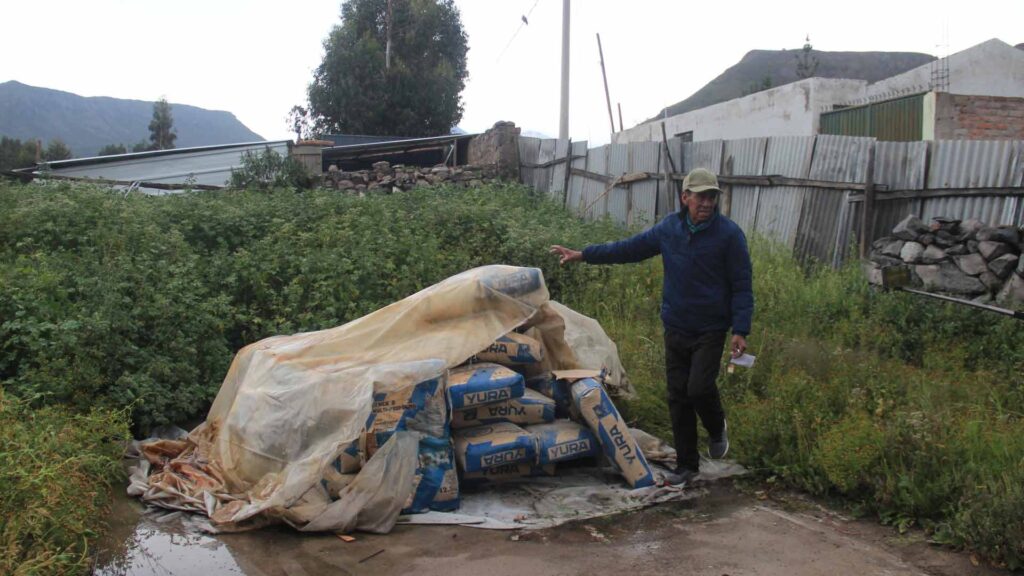 La empresa AC Isyde dejó materiales abandonados en Yanque, Caylloma.