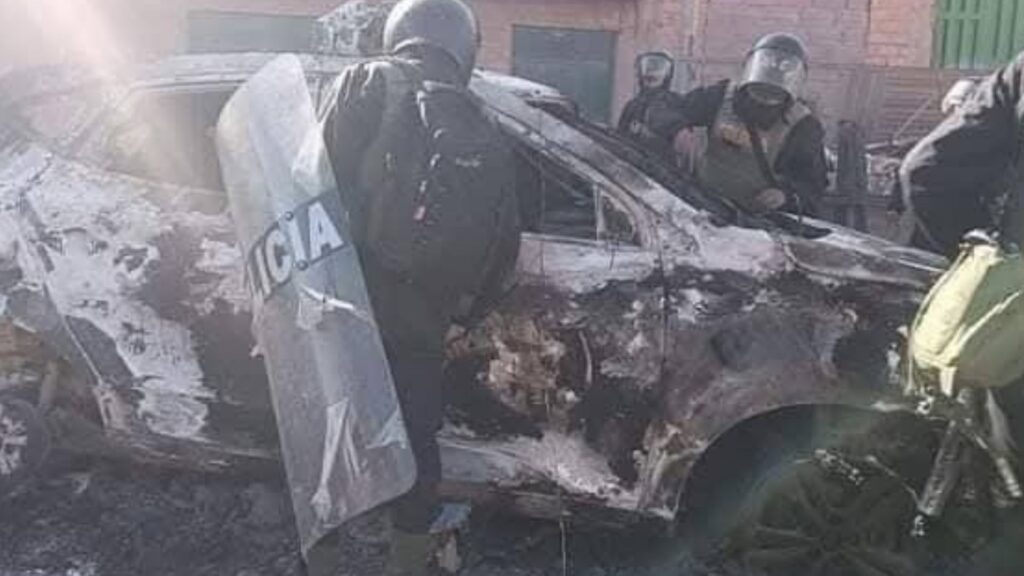Patrullero quemado en Juliaca